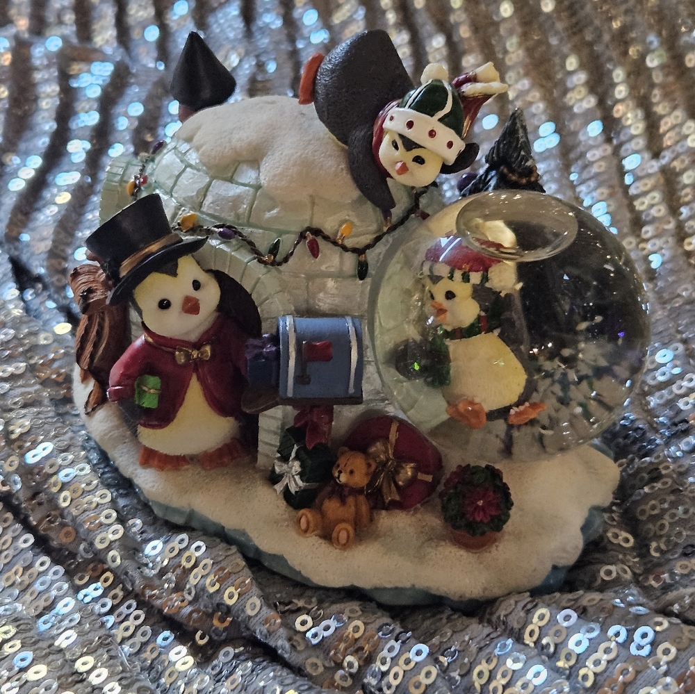 Charming Penguin Snow Globe - Picture 2 of 7
